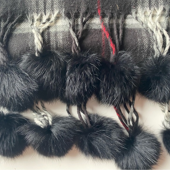 Cashmink scarf with fur tassels - Picture 6 of 9